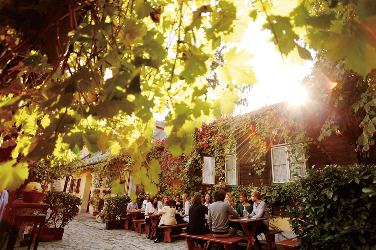 오스트리아 전통 음식과 와인을 즐길 수 있는 호이리거.