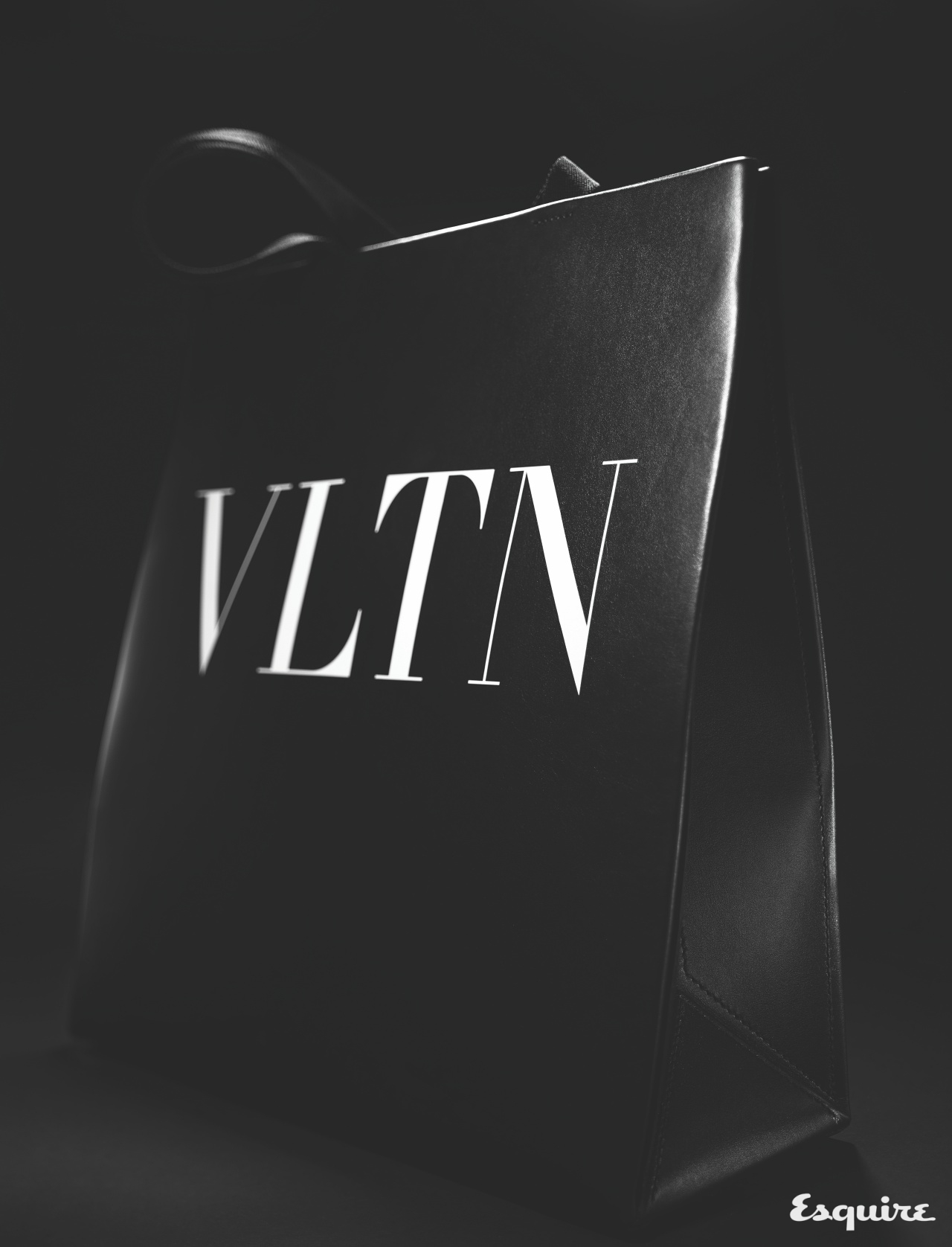 VALENTINO GARAVANI 단단한 구조로 디자인된 가죽 쇼퍼백. VLTN 로고가 명료하고 모던하다. 154만원 발렌티노 가라바니. 