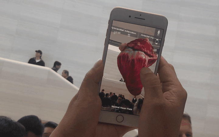 키노트 현장에서 아이폰 8 플러스로 증강현실 앱 ‘Insight Heart’를 시연해 봤다. 심장의 위치 및 관련 질환을 알려주는 교육용 앱이 이리 생생할 줄이야!