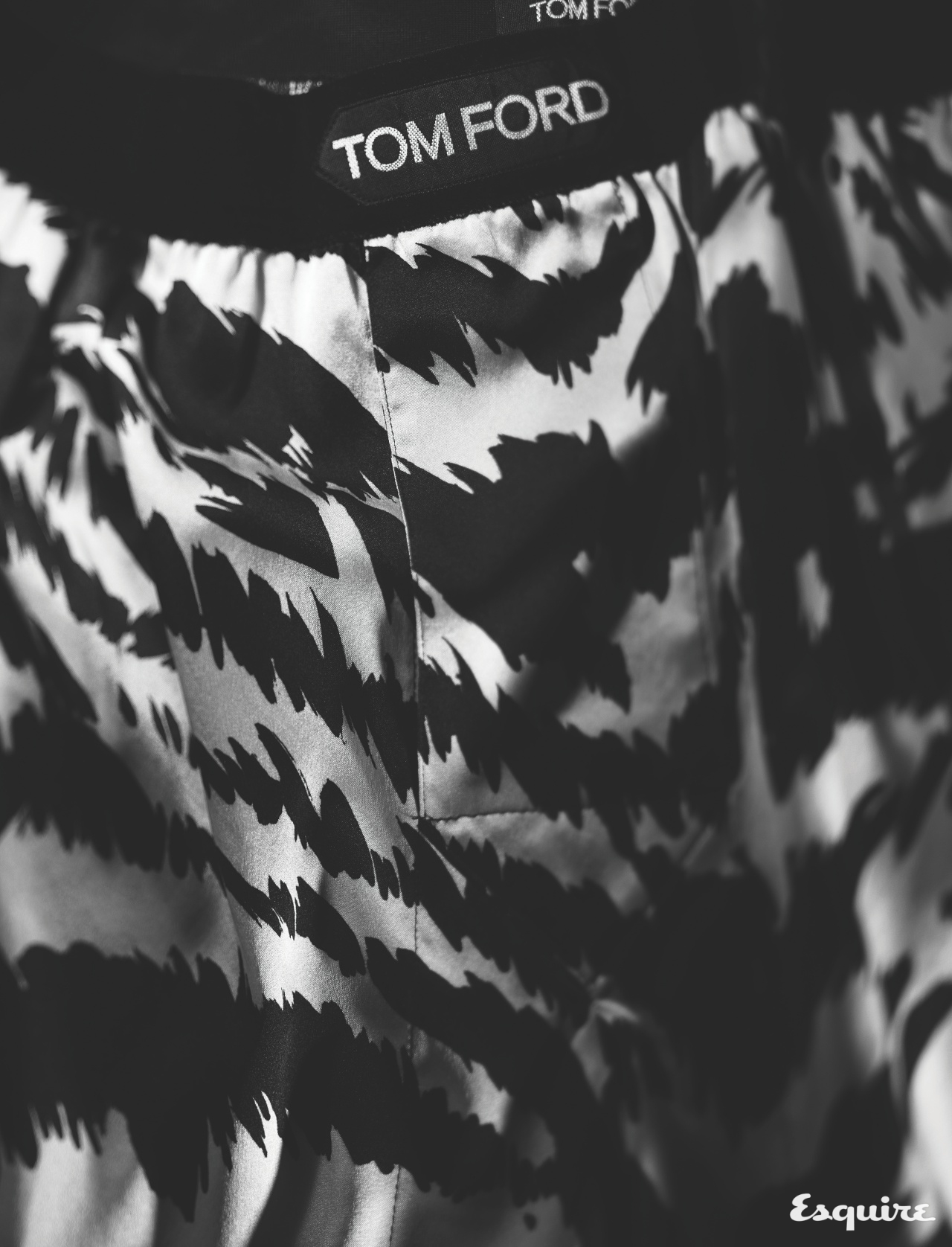 TOM FORD 로고 밴드 속옷의 완결판. 호화로운 벨벳 소재 밴드와 동물적인 프린트의 실키한 소재로 만들었다. 가격 미정 톰 포드. 